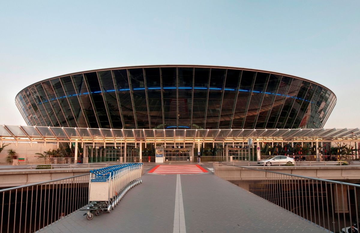 Aéroport Nice Côte d’Azur — vue de soir