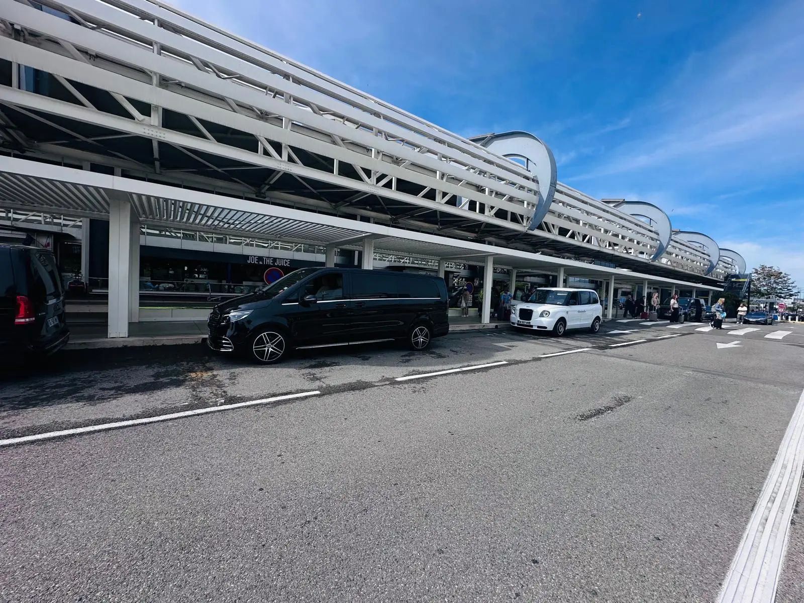 Façade Aéroport Nice avec véhicules Transfer by Cab