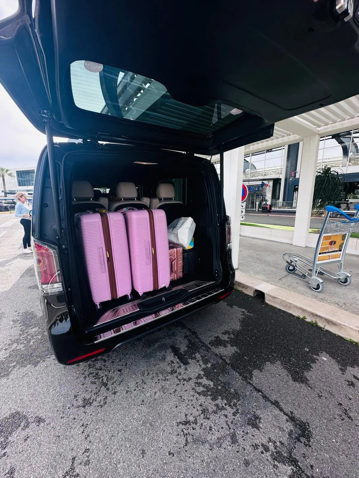 Coffre Mercedes V-Class chargé de valises