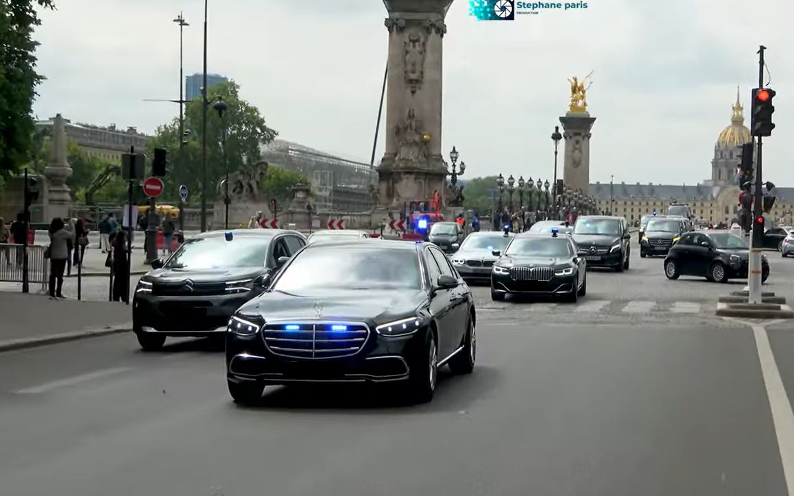 Délégation officielle - Cortège VIP de Mercedes Classe S avec gyrophares à Paris devant les Invalides - Transfer by Cab