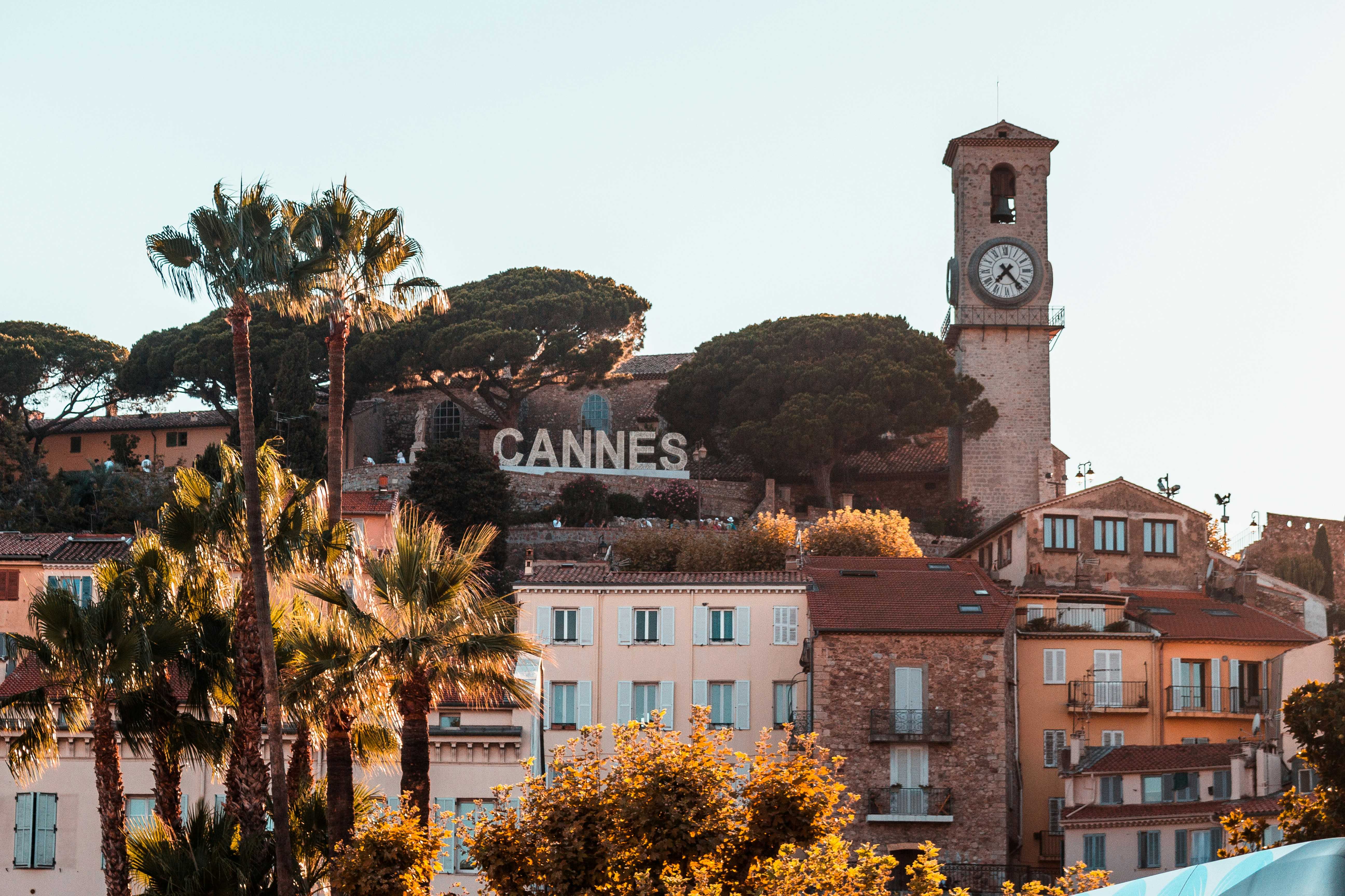 Cannes — vieille ville et tour de l'horloge, chauffeur privé Croisette et Festival
