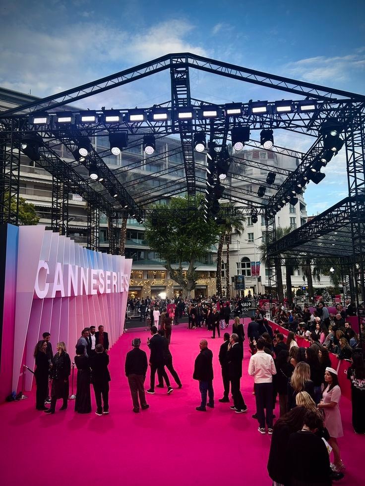 Exposition et salon professionnel à Cannes - Tapis rouge CANNESERIES, transport VIP avec chauffeur privé - Transfer by Cab